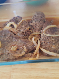 Una foto de Bistec Encebollado Rápido y Fácil