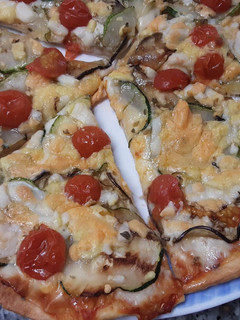 Una foto de Pizza de calabacín y berenjena