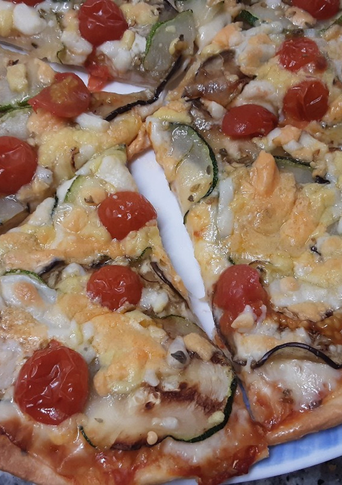 Una foto de Pizza de calabacín y berenjena