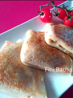 Una foto de Crepes rellenos de queso y jamón york