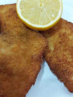 Una foto de Filetes de pollo empanados y aliñados con ajo y limón🍋