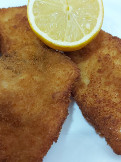 Una foto de Filetes de pollo empanados y aliñados con ajo y limón🍋