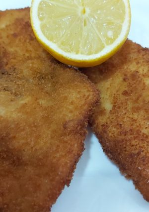 Una foto de Filetes de pollo empanados y aliñados con ajo y limón🍋