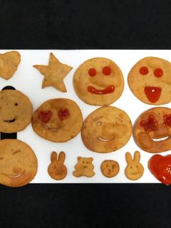 आटे और मैदे की मठरी इमोजी (aate aur maide ki mathri emoji recipe in Hindi) रेसिपी मुख्य फोटो