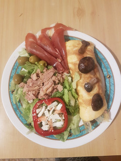 Una foto de Tortilla rellena y ensalada