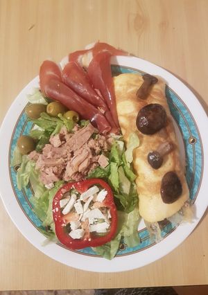 Una foto de Tortilla rellena y ensalada
