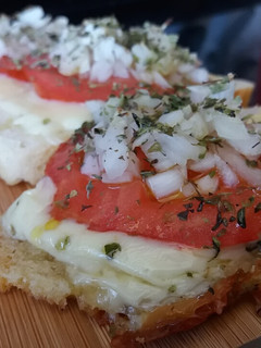 Una foto de Falsa pizza con pan