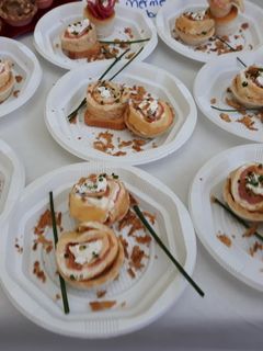 Una foto de Canapés de tortilla francesa, canapés de salami