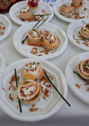 Una foto de Canapés de tortilla francesa, canapés de salami