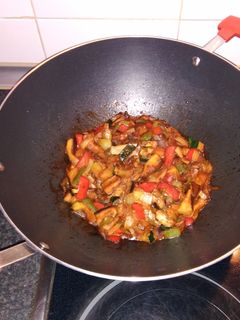 Una foto de Wok de shiitake con verduras