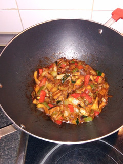Una foto de Wok de shiitake con verduras