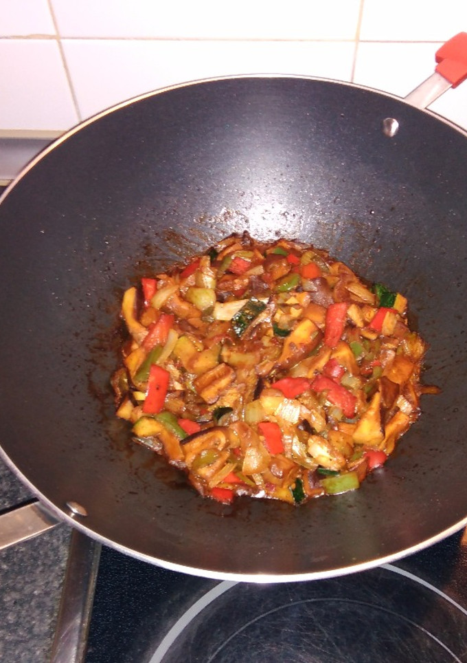 Una foto de Wok de shiitake con verduras
