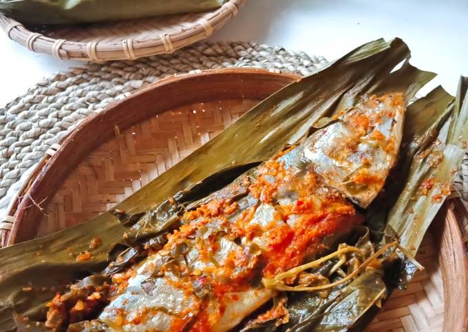 Pepes ikan gembung daun singkong