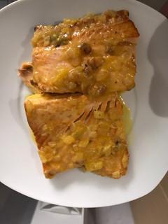 Una foto de Salmón en salsa de naranja