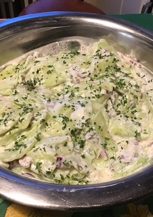 Une photo de Salade de concombres marinés au chèvre frais, citron, oignon rouge et persil