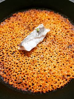 Una foto de Arroz con bacalao confitado