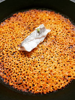 Una foto de Arroz con bacalao confitado