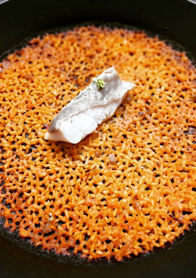 Una foto de Arroz con bacalao confitado