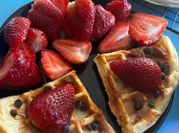 Una foto de waffles de frutilla