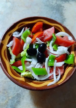 Une photo de Salade laitue, tomate, poivron, oignon et olives 🥗