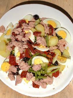 Une photo de Salade de pommes de terre niçoise