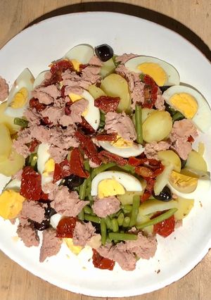 Une photo de Salade de pommes de terre niçoise