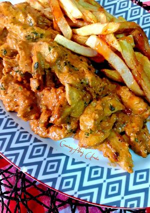 Una foto de Tiras de Pechuga de pollo tandoori masala powder y curry verde