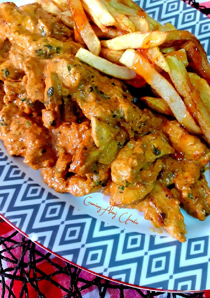 Una foto de Tiras de Pechuga de pollo tandoori masala powder y curry verde