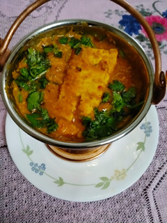 A picture of Baalti Paneer curry.