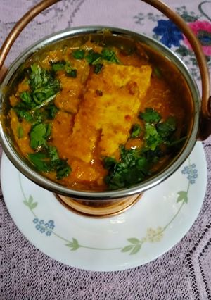 A picture of Baalti Paneer curry.