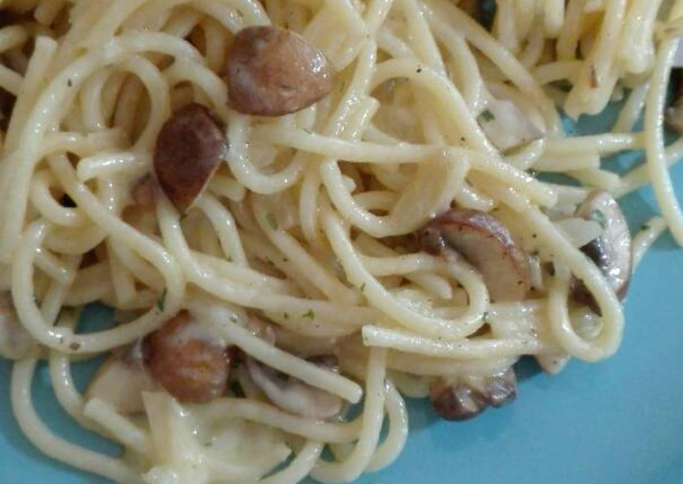 Espaguetis con champiñones portobello y queso cheddar