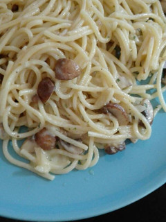 Una foto de Espaguetis con champiñones portobello y queso cheddar