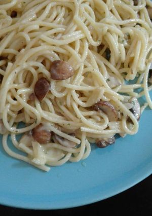 Una foto de Espaguetis con champiñones portobello y queso cheddar