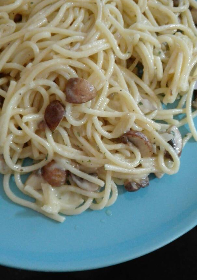 Una foto de Espaguetis con champiñones portobello y queso cheddar