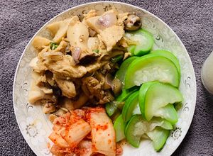 Hình của món Ức gà xào nấm+bầu luộc và kim chi(eatclean).