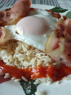 Una foto de Arroz con bacon y huevo 🍚