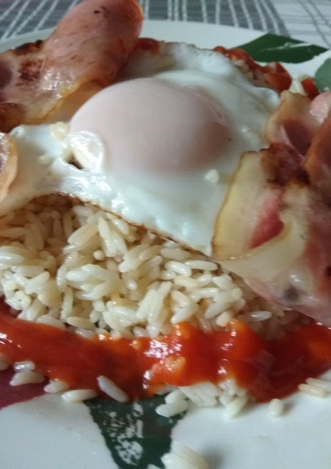 Una foto de Arroz con bacon y huevo 🍚