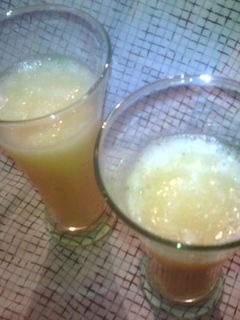 Una foto de Batido helado de pera, durazno y banana