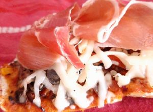 Una foto de Mollete de huitlacoche y jamón serrano