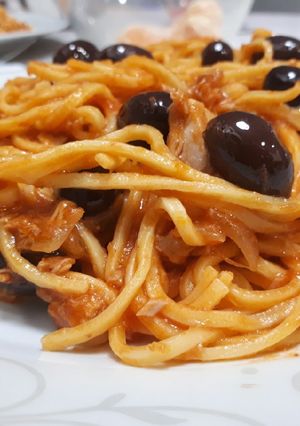 O poză a rețetei Spaghetti cu ton de conservă și măsline.