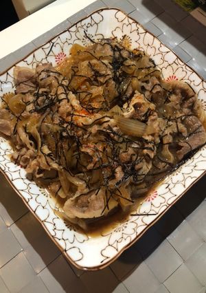 A picture of Japanese beef bowl.