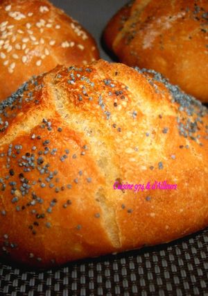 Une photo de PETIT PAIN ROND SANS PÉTRISSAGE aux graines de pavot ou au sésame