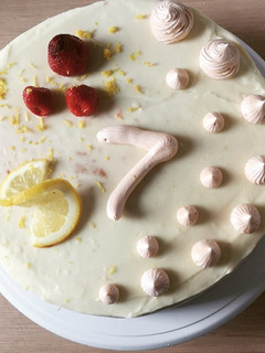 Fehér csokis-citromos-epres-mascarpone mousse torta recept fotója