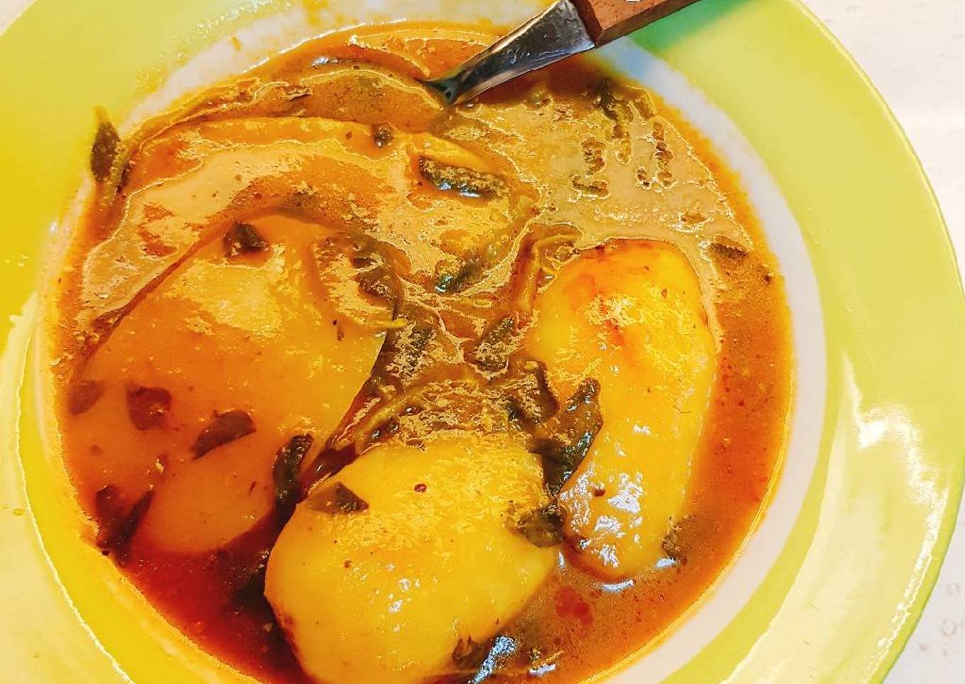 Papas con verdolagas en salsa mixta, a la cerveza