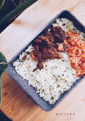 Foto resep Nasi daun jeruk, kulit ayam crispy, dan sambal korek