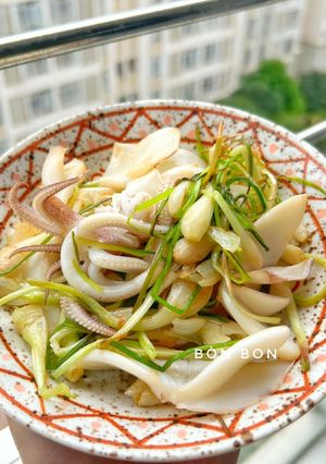 Hình của món Mực Xào Củ Kiệu Tươi.