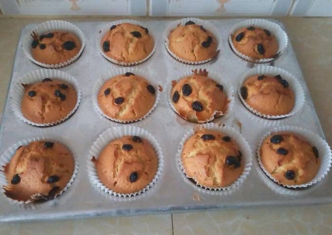Recipe of Ultimate Vanilla & Raisin Cup cakes