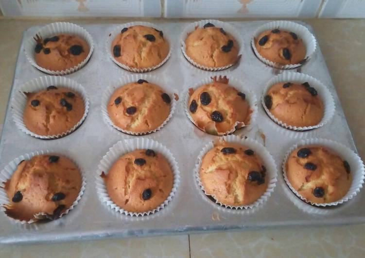 Simple Way to Prepare Jamie Oliver Vanilla &amp; Raisin Cup cakes