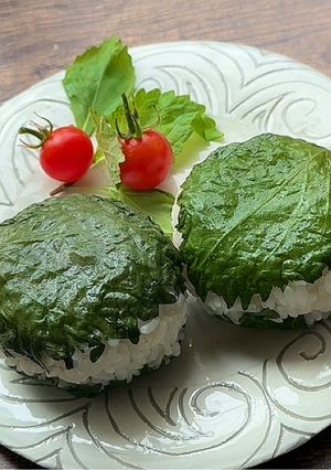 A picture of Japanese Shiso Onigiri (Rice Ball)🍙.