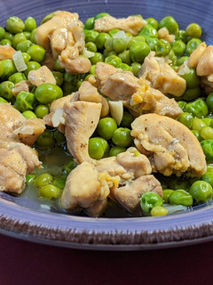 Una foto de Pollo con guisantes al Jerez
